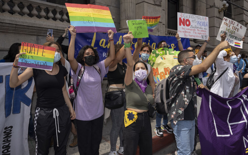 Aktivister samlet seg foran kongressbygningen for å protestere mot et nytt lovforslag som vil øker straffene for kvinner som tar abort, forbyr ekteskap av samme kjønn og forbyr diskusjoner om seksuelt mangfold på skoler i Guatemala.
 Foto: Moises Castillo/NTB