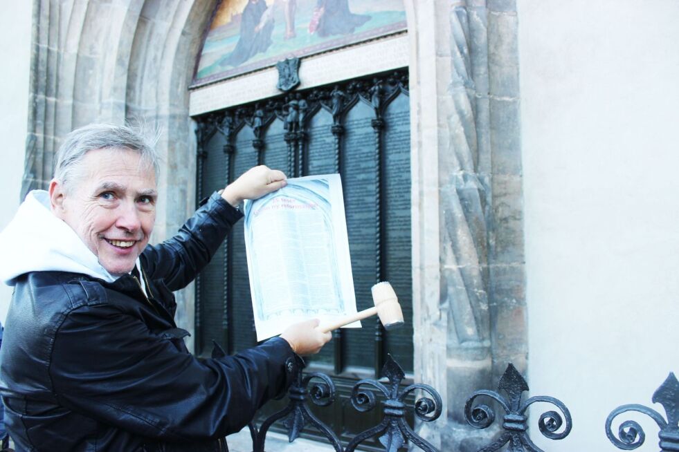 WITTENBERG: På denne kirkedøren slo Martin Luther opp 95 teser for 500 år siden. Finn Jarle Sæle følger opp, med 25 teser for vår tid. Foto: Bjarte Ystebø