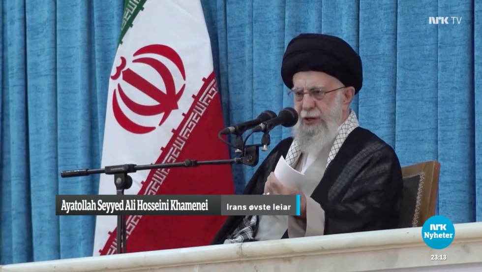 Pressekonferanse med Irans øverste leder, ayatollah Ali Khamenei, som vist på NRK Kveldsnytt 4.  juni.
 Foto: Skjermdump NRK Kveldsnytt 4. juni 2024.