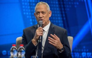Israels forsvarsminister: – Vi jobber dag og natt for å forhindre at Iran blir en atommakt
