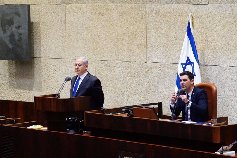 Israels statsminister Benjamin Netanyahu tas i ed for den nye samlingsregjeringen, som med opptil 36 ministre fordelt på åtte partier blir landets største noensinne.
 Foto: Adina Valman/NTB Scanpix