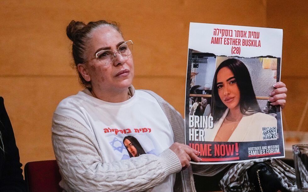 Alin Atias holder opp et bilde av datteren Amit Buskila som ble bortført av Hamas under terrorangrepet 7. oktober i fjor. Nå er hun bekreftet omkommet og hentet hjem fra Gaza.
 Foto: NTB/AP Photo/Michel Euler
