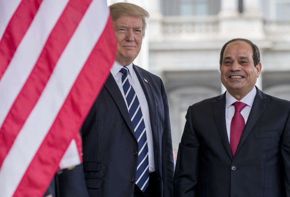 President Donald Trump hilser Egypts president Abdel Fattah Al-Sisi når han ankommer Det hvite hus i Washington i Trumps første presidentperiode.
 Foto: NTB/AP/Andrew Harnik