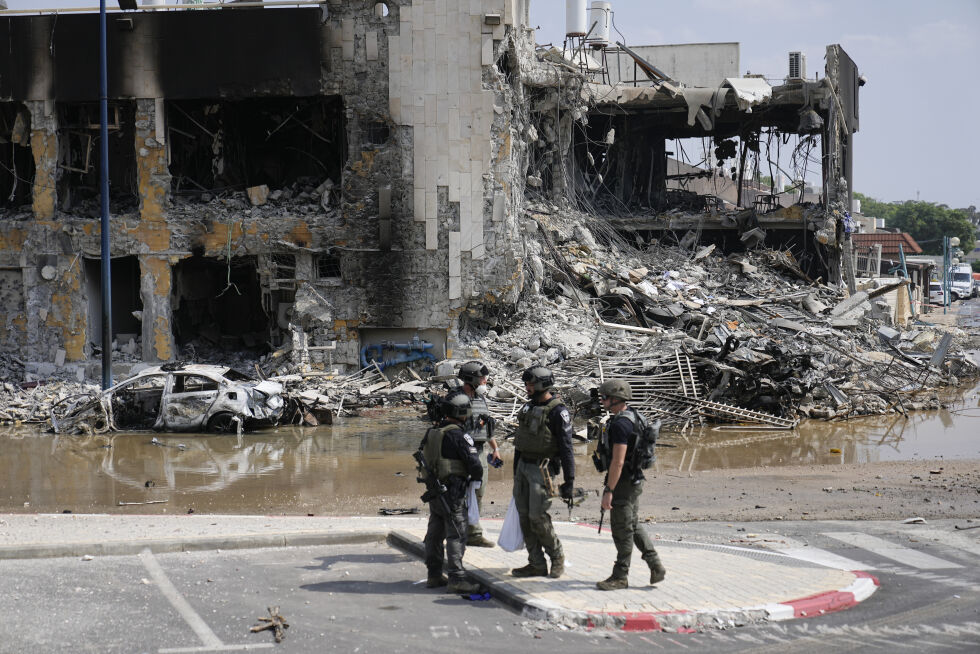 Søndag 8. oktober 2023: Israelsk politi på utsiden av politistasjonen i Sderot, sør i Israel. Stasjonen ble overtatt av Hamas-terrorister som nå er beseiret.
 Foto: AP Photo/Ohad Zwigenberg/NTB.
