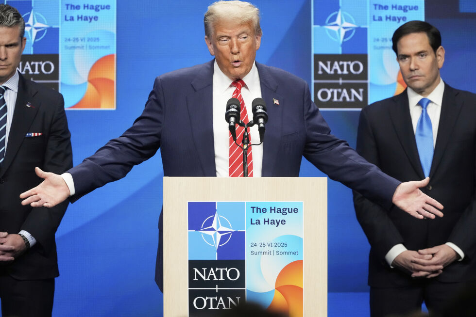 President Donald Trump på onsdagens pressekonferanse i Haag etter Nato-toppmøtet. Han er flankert av forsvarsminister Pete Hegseth (t.v.) og utenriksminister Marco Rubio.
 Foto: Markus Schreiber / AP / NTB