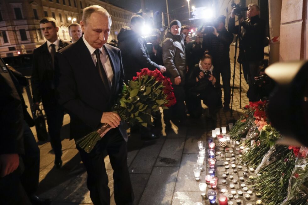 Russlands president Vladimir Putin legger ned blomster for ofrene etter terrorangrepet mandag.
 Foto: Dmitri Lovetskij / AP / NTB scanpix