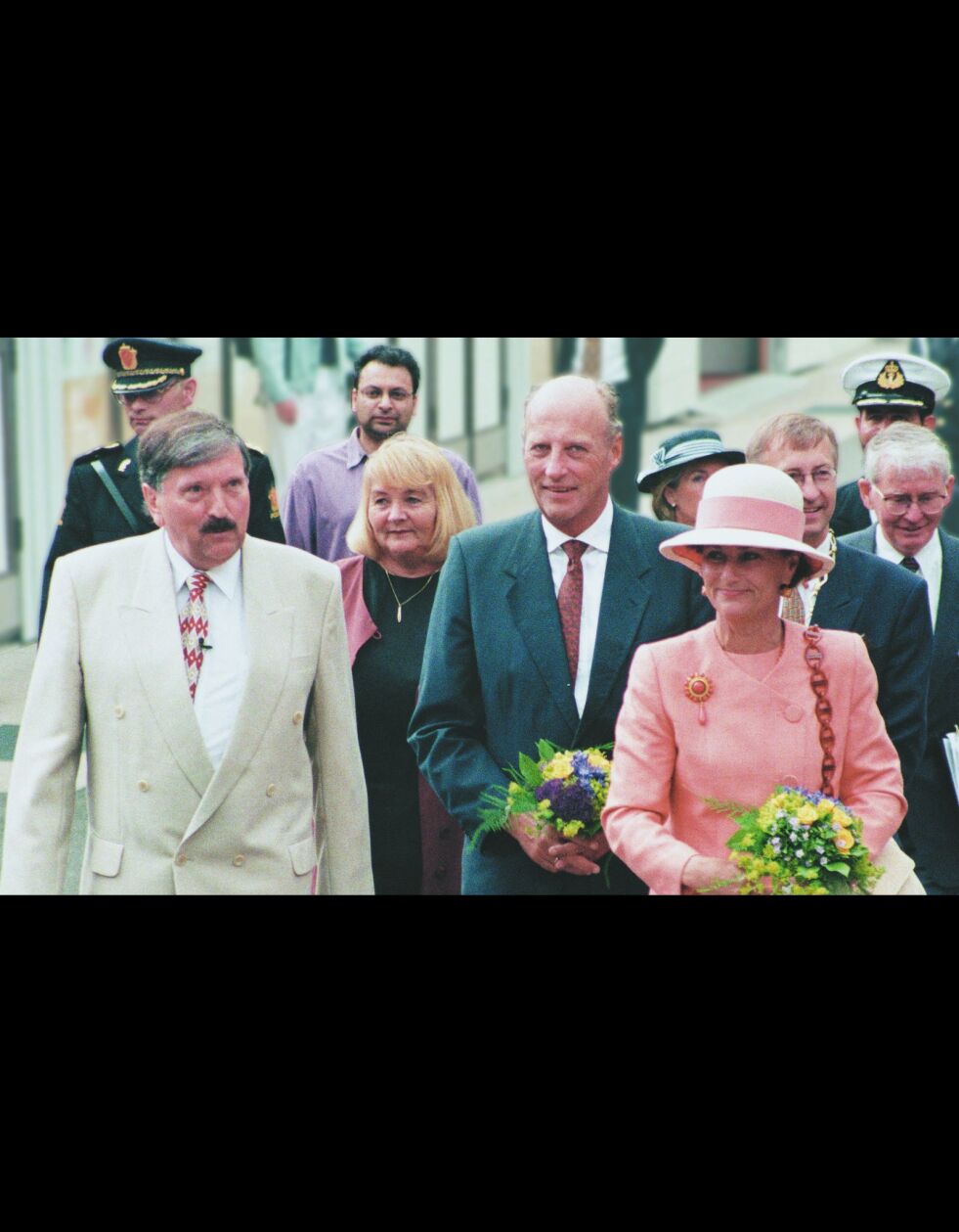 Bildet er fra kongeparets besøk i Sarons Dal i 1998. Aril og Kari Edvardsen viser Kong Harald og Dronning Sonja misjonshovedkvarteret.
 Foto: Troens Bevis Verdens Evangelisering