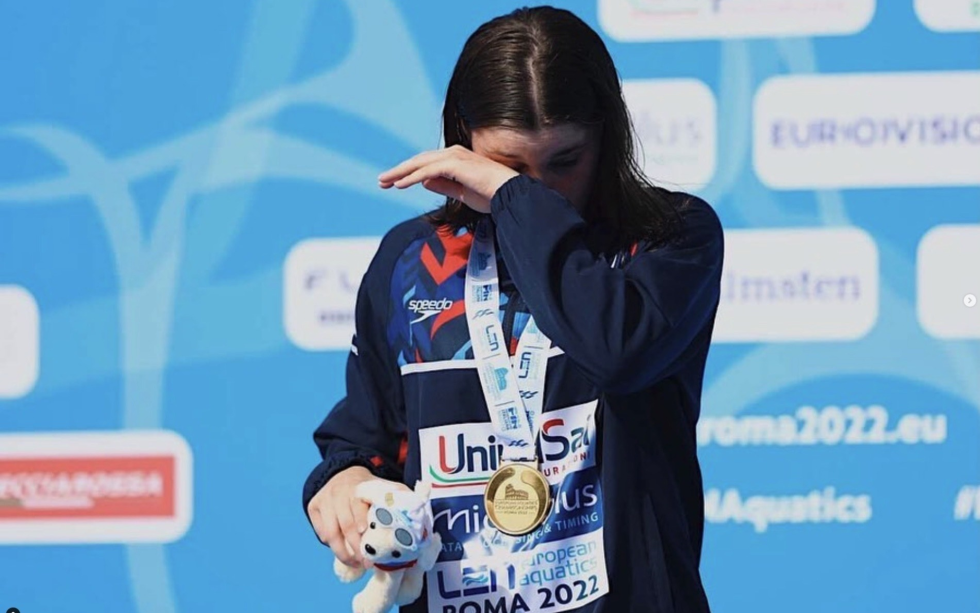 Andrea Spendolini-Sirieix tørker en tåre etter at hun vant EM-gull i stup.
 Foto: Instagram /Andrea Spendolini-Sirieix