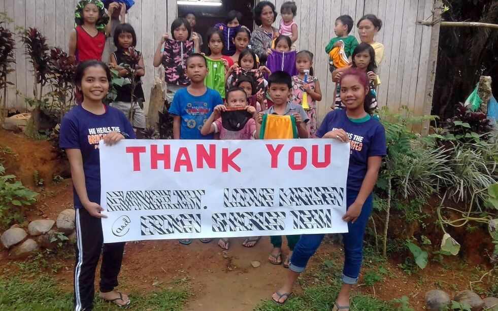En gruppe av de unge på Filippinene som blir støttet av Brutte lenker, viser sin takknemlighet tilbake.
 Foto: Arne Fossenb