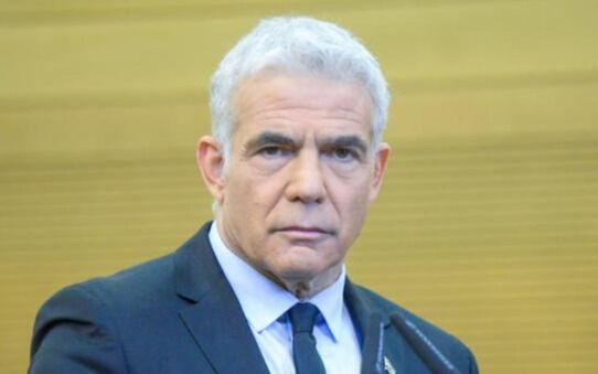 – Jeg er stolt av alle som vokter oss, sier utenriksminister Lapid