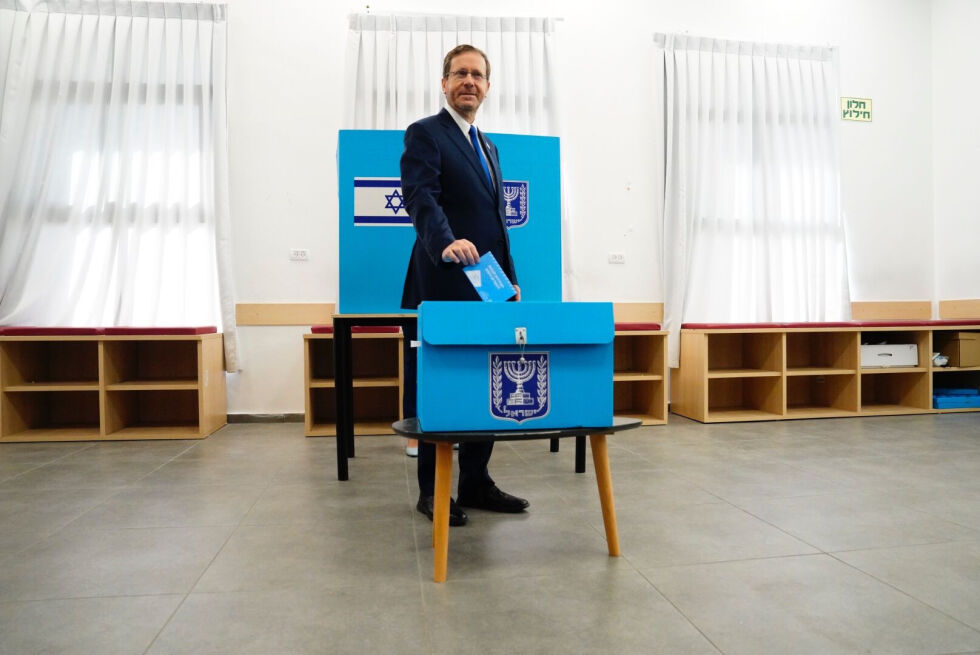 Israels president Isaac Herzog var tidlig oppe for å gi sin stemme i valget.
 Foto: Shalev Shalom/TPS