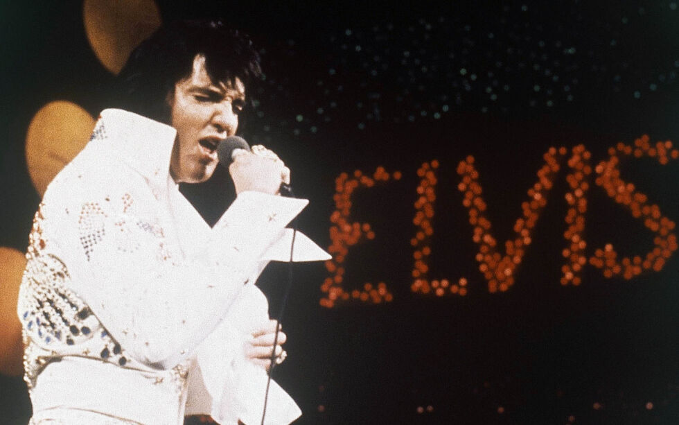 Dette bildet viser Elvis Presley, kongen av Rock 'n' Roll, under en forestilling i 1972.
 Foto: AP/NTB