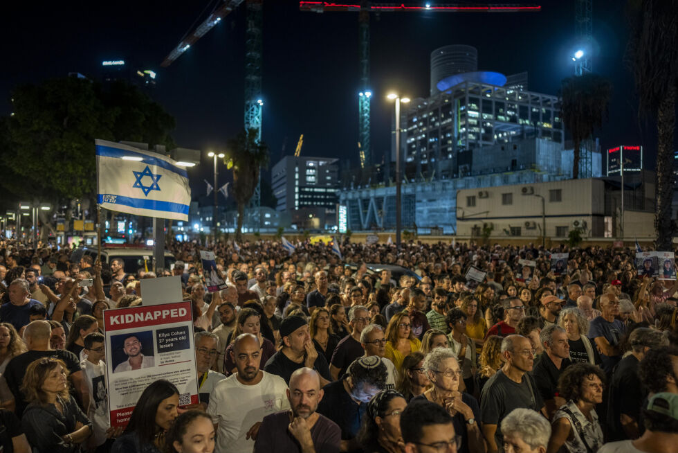 Israelere demonstrerer sammen med slektninger til personer som ble kidnappet under Hamas' terrorangrep i Israel 7. oktober. Demonstrantene ber om tilbakeføring av gislene til Israel.
 Foto: Bernat Armangue/AP/NTB