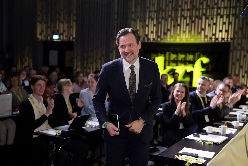 Leder i KrF, Dag-Inge Ulstein, på vei opp til talerstolen på landsmøtet i Kristelig folkeparti i Bergen torsdag.
 Foto: Paul S. Amundsen / NTB