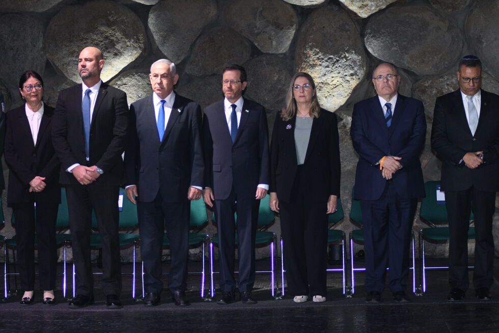 En rekke israelske ledere var til stede for å hedre minnet om Holocaust-ofrene. Nummer 3 og 4 fra venstre: statsminister Benjamin Netanyahu og president Isaac Herzog.
 Foto: GPO
