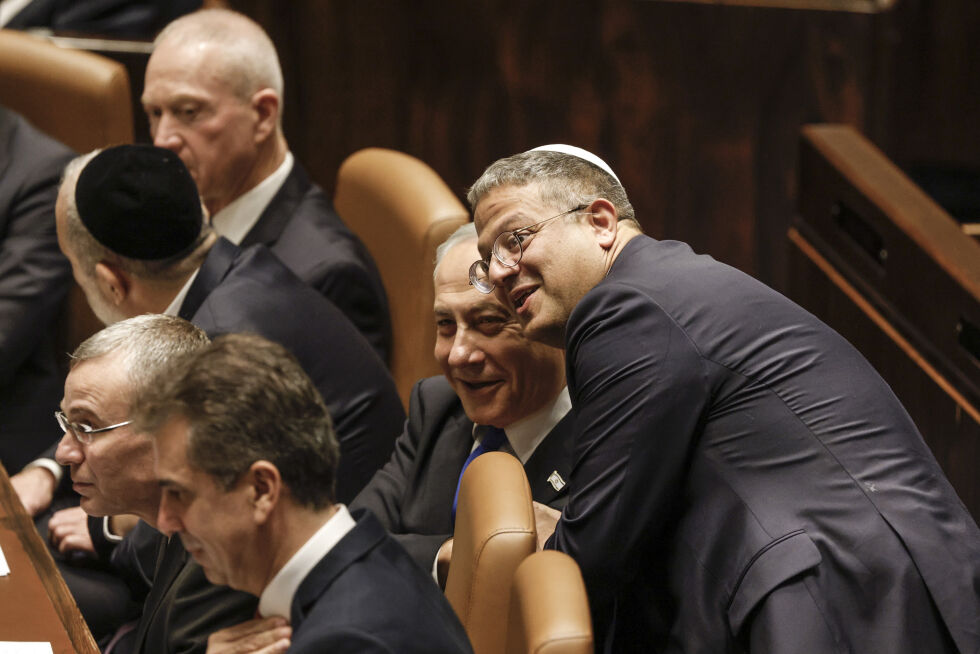 Israels nye nasjonale sikkerhetsminister Itamar Ben-Gvir (t.h.) snakker med Israels statsminister Benjamin Netanyahu under seremonien der Israels nye regjering ble tatt i ed torsdag kveld i Knesset.
Foto: Amir Cohen/Pool Photo via AP/NTB