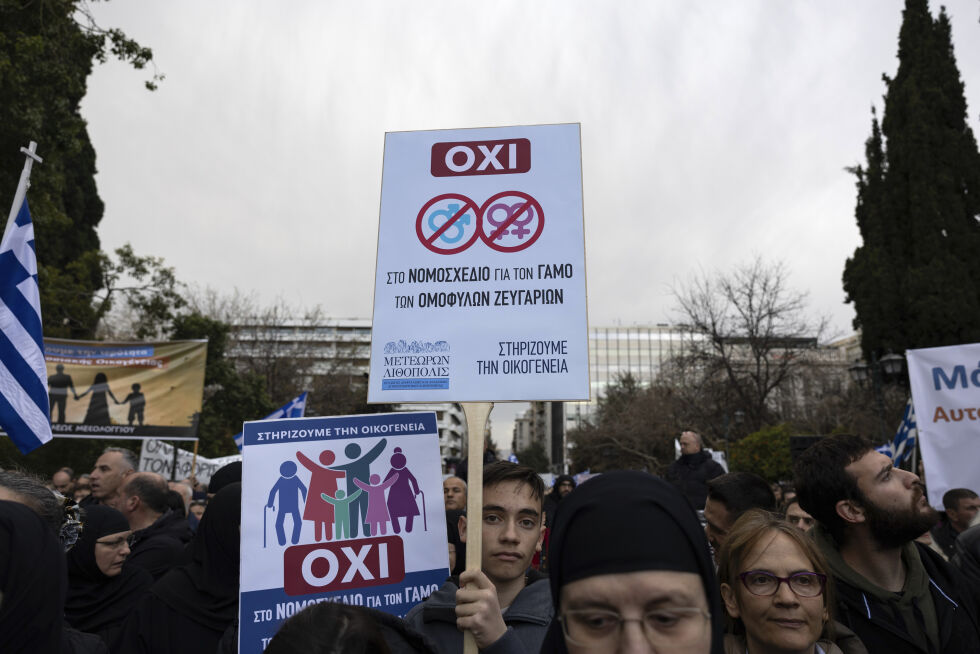 Demonstranter mot å tillate likekjønnet ekteskap i Aten søndag.
 Foto: Yorgos Karahalis / AP / NTB