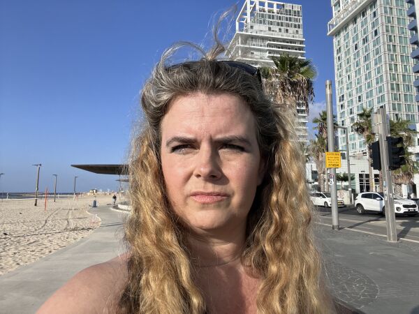 Trine Overå Hansen havnet i rakettregn på stranden i Tel Aviv