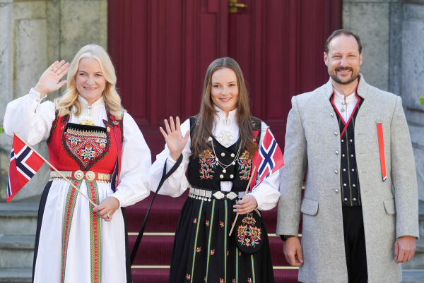 Kronprinsparet og prinsessen hilste barnetoget
