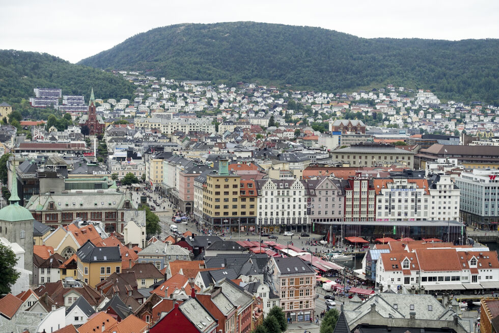 BERGEN: Utsikt over Bergen sentrum med Fisketorget og Torgalmenningen fra turvegen opp mot Fløyen.
 Foto: Marianne Løvland / NTB