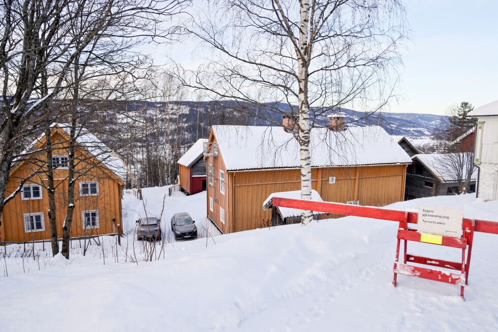 Dronning Sonja forlot sykehuset i Lillehammer søndag morgen og dro tilbake til kongeboligen på Nordre Jørstad gård på Maihaugen på Lillehammer. Der er det satt opp nye sperringer.
 Foto: Geir Olsen / NTB