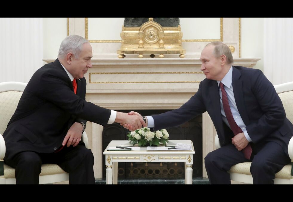 Israels statsminister Benjamin Netanyahu hilser på Russlands president Vladimir Putin under deres møte i Kreml i Moskva i dag. Netanyahu besøkte Moskva for å diskutere den amerikanske fredsplanen for Midtøsten med Putin og bringe med seg hjem en israelsk kvinne som hadde blitt fengslet i Russland men som nå er løslatt av Putin.
 Foto: Maxim Shemetov/NTB Scanpix