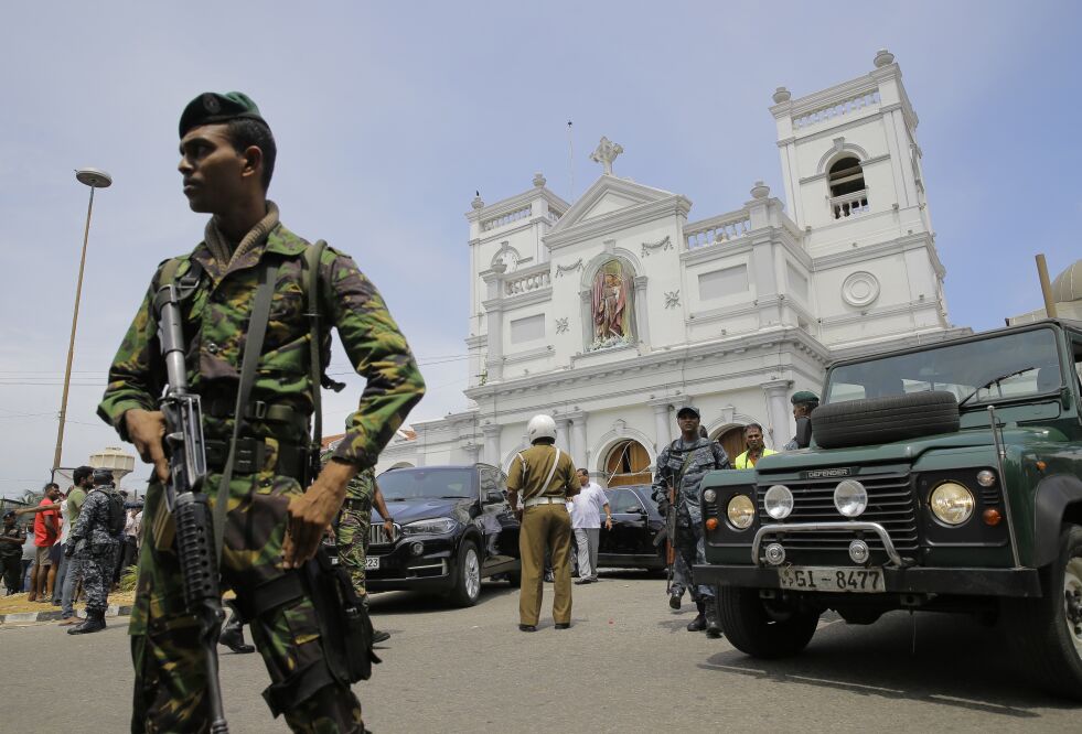 Soldater sikrer området rundt St. Anthony's Shrine i hovedstaden Colombo. Foto: AP / NTB scanpix