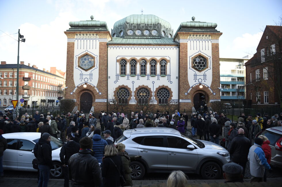 En folkemengde utenfor synagogen i Malmø, samlet for å delta i kippavandring i 2017. Arrangementet var en markering mot antisemittisme, etter flere hendelser i Sverige. Arkivfoto.
 Foto: Emil Langvad/TT / NTB