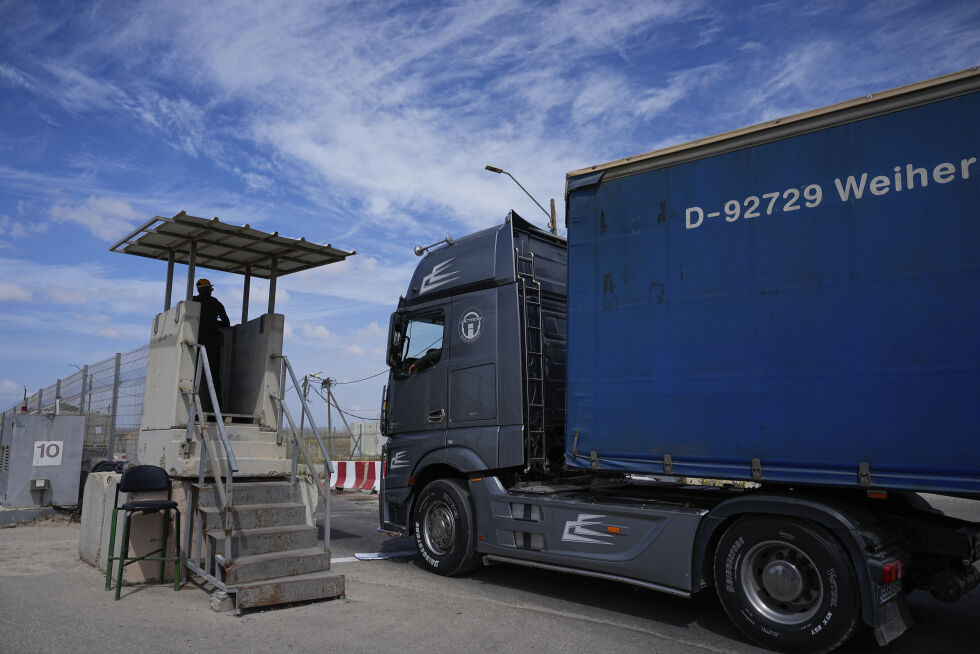 En lastebil med humanitær hjelp til Gazastripen ved grenseovergangen Kerem Shalom i Sør-Israel, fotografert 14. mars 2024.
 Foto: NTB/AP/Ohad Zwigenberg