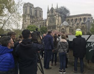 Frankrike får massiv støtte fra hele verden etter Notre-Dame-brannen