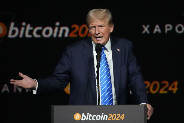 Tesla, dollar og Bitcoin stiger - nå er det «Trump-handel»