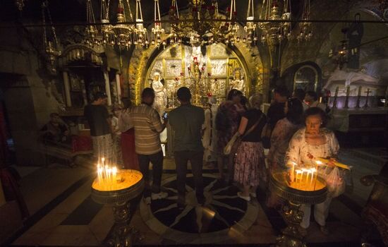 MILLIONER: Jesu gravkirke har millioner av besøkende hvert år. Her fra inne i gravkammeret.
 Foto: Markus Plementas, KPK