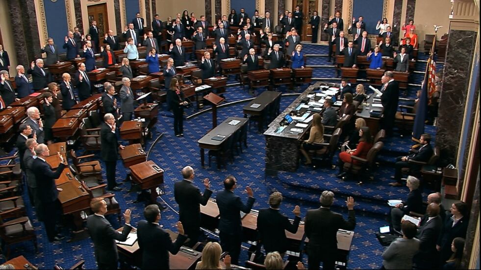 Høyesteretts sjef John Roberts sverger inn medlemmer av senatet for riksrettssaken mot president Donald Trump.
 Foto: NTB Scanpix