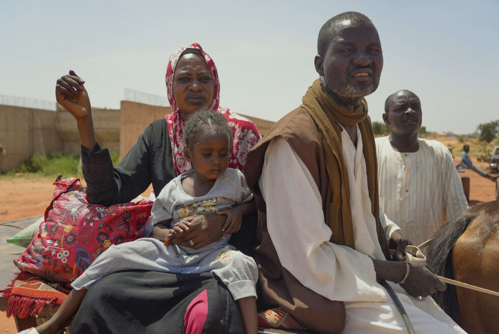 En sudansk familie på flukt fra krigen i Sudan. Denne familien ankom Tsjad i begynnelsen av oktober. Andre flykter til Sør-Sudan, der det den siste tiden også har vært kamper. I alt er 12 millioner fordrevet som følge av borgerkrigen, 3 millioner av dem til naboland.
 Foto: Sam Mednick / AP / NTB