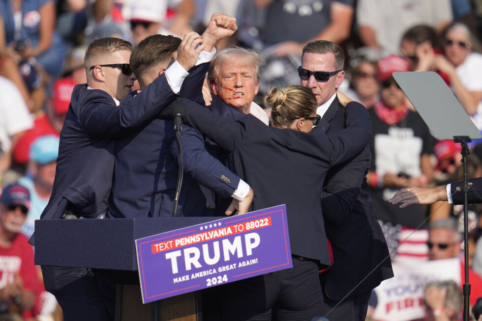Donald Trump ble skutt med streifskudd under valgkampmøte like over midnatt søndag 14. juli. En person i publikum skal være drept i tillegg til gjerningsmannen.
 Foto: AP Photo/Gene J. Puskar / NTB