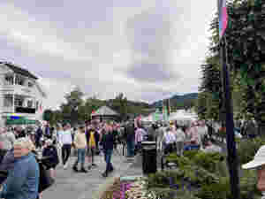 Lek, moro, underholdning og evangeliet som setter fri