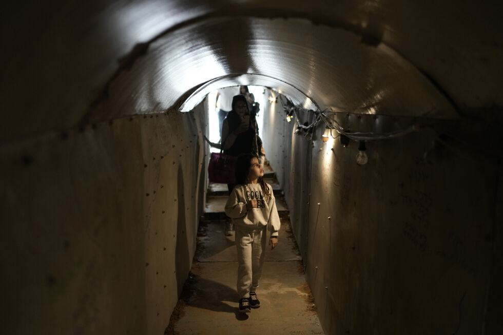 En jente studerer innsiden av en modell av tunnelene på Gazastripen der man tror mange av gislene som Hamas fortsatt holder, befinner seg. Modellen er stilt ut i Tel Aviv.
 Foto: Leo Correa / AP / NTB