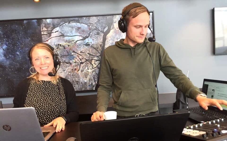 Det er de populære programlederne i Radio 3,16, Gunnhild Aksnes Kristiansen og Martin Engamo som er kveldens gjester i Live fra Bergen.
 Foto: Radio 3,16 / Facebook