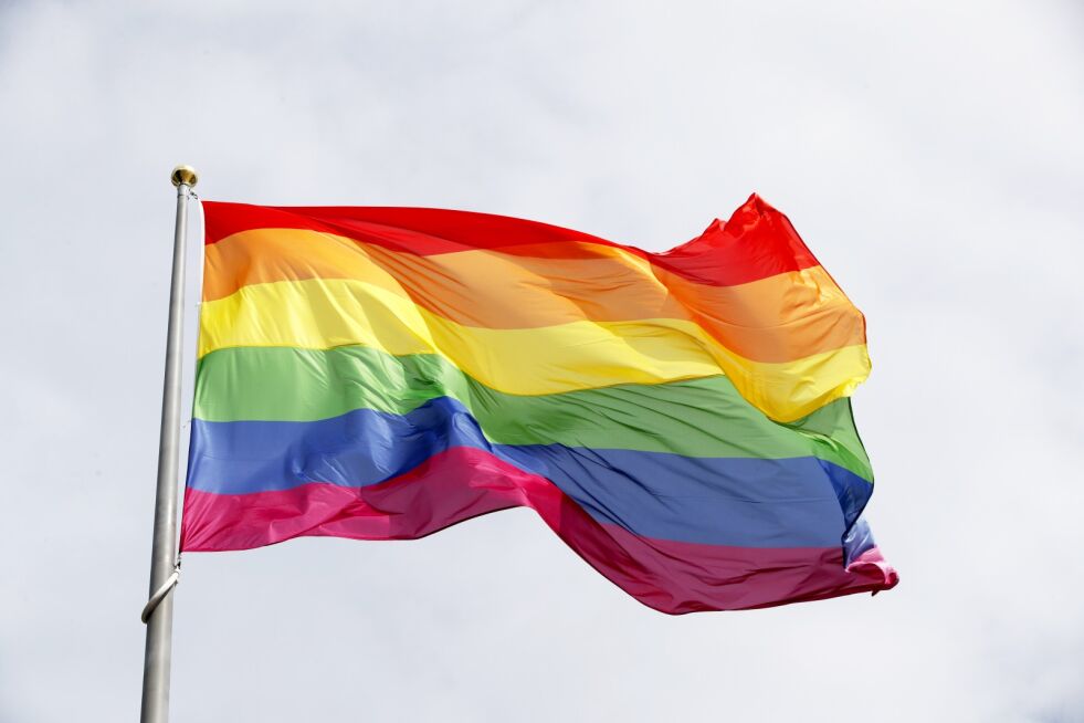 Flaggheising: I stadig flere kommuner stilles det krav om at regnbueflagget til Pride skal heises på offentlige flaggstenger for å markere Pride-arrangementer. Foto: NTB scanpix