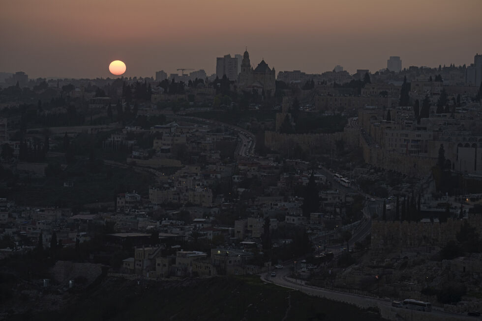ISRAEL: Solnedgang over Jerusalem 31. desember 2023.
 Foto: AP Photo/Leo Correa