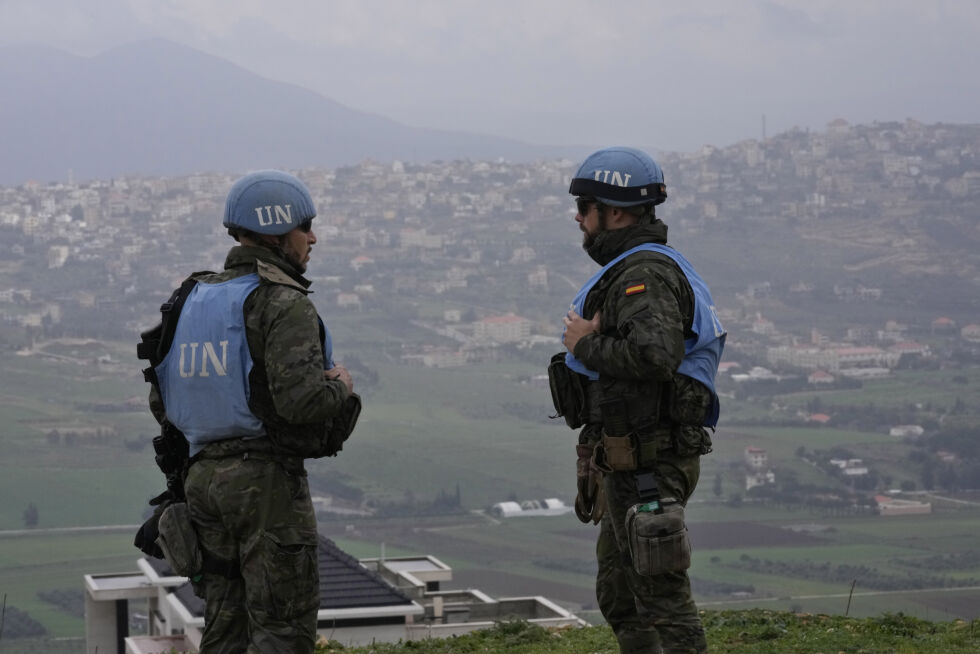 Soldater i FNs fredsbevarende styrke i Sør-Libanon (Unifil) på grensa til Israel.
 Foto: AP / NTB