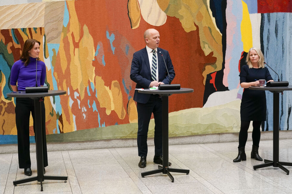 Finansminister Trygve Slagsvold Vedum (Sp), arbeids- og inkluderingsminister Tonje Brenna (Ap) og SV-leder Kirsti Bergstø presenterte budsjettenighet i vandrehallen på Stortinget.
 Foto: Terje Bendiksby / NTB