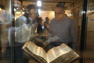 Verdens eldste komplette bibel stilles ut i Tel Aviv