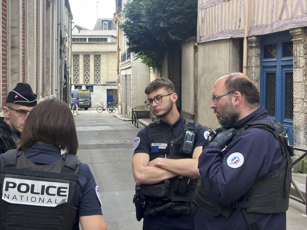 Politiet skjøt og drepte mann som prøvde å sette fyr på synagoge