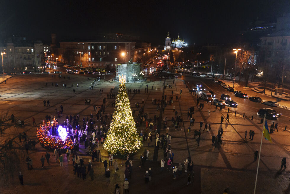 Ukrainere samler seg rundt julegrana på St. Sofia-plassen i Kyiv.
 Foto: Vasilisa Stepanenko / AP / NTB