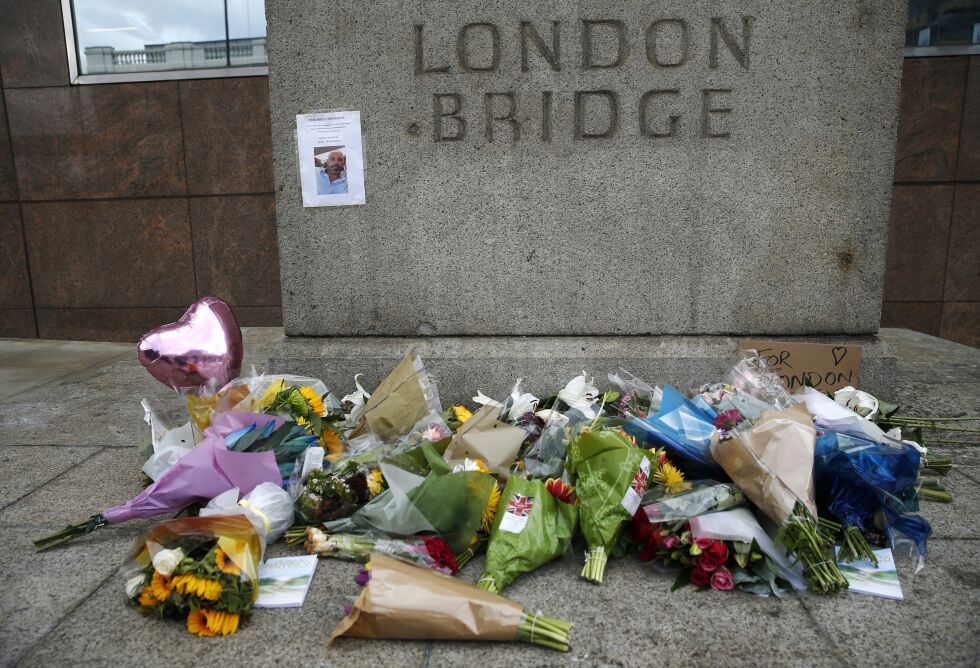 Blomster lagt ned ved London Bridge etter lørdagens terrorangrep.
 Foto: AP / NTB scanpix