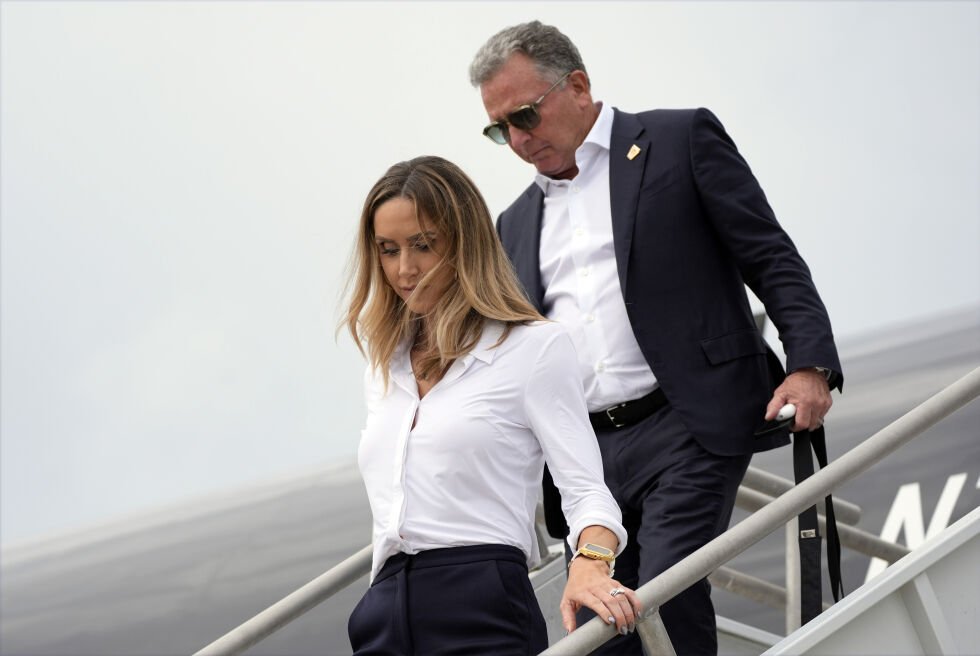 Steve Witkoff ankommer med fly her sammen med Lara Trump, medformann i den republikanske nasjonalkomiteen.
 Foto: NTB/AP/Evan Vucci