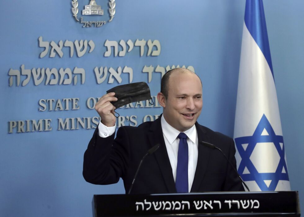 Statsminister Naftali Bennett sier at Israel vil unngå en ny nasjonal nedstenging dersom folk er flinke til å overholde påbudet om munnbind. Foto: Maya Alleruzzo / AP / NTB