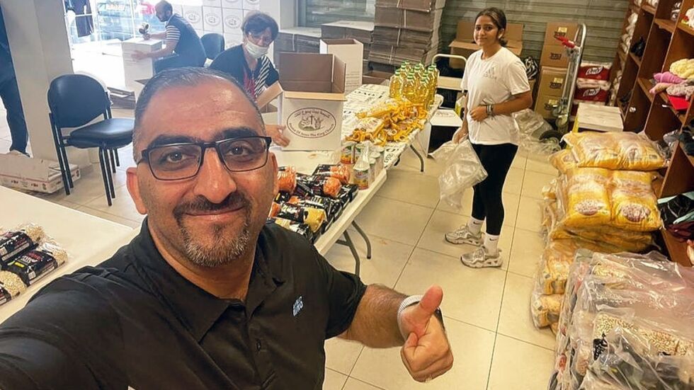 Matutdeling: – Vi deler ut pakker med mat til 120 familier hver måned, både til arabere og jøder, forteller pastor Shalash fra Nasaret.
 Foto: Privat