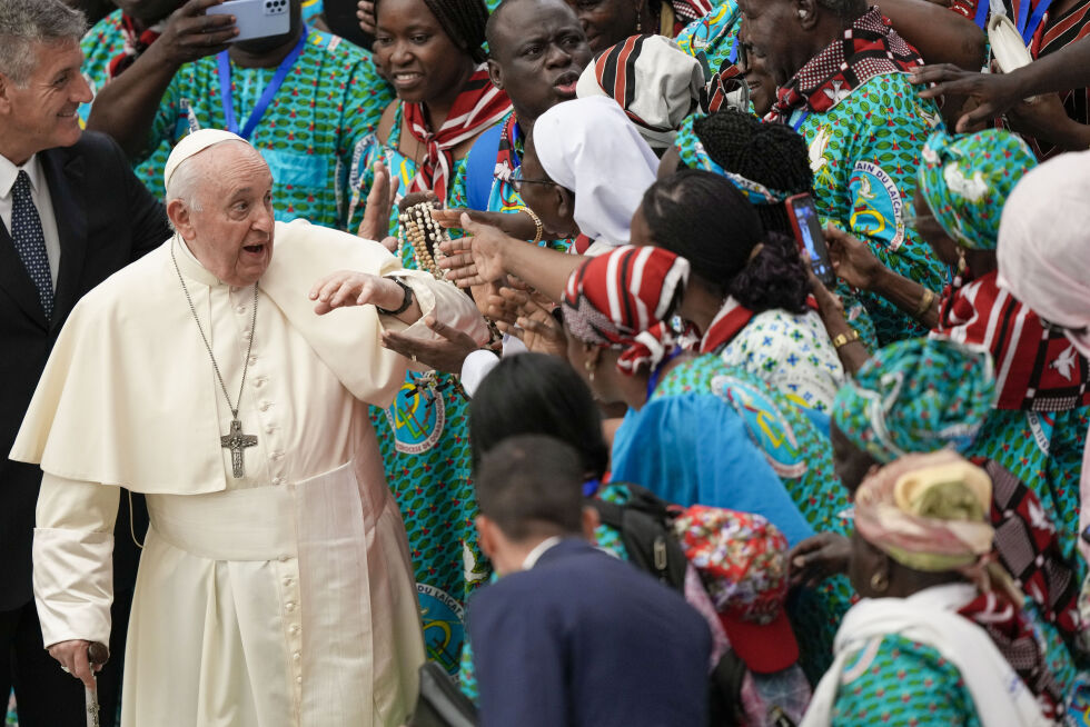 Pave Frans i møte med en gruppe fra Burkina Faso i Vatikanet i fjor. I går mistet minst 15 mennesker livet i det som omtales som et terrorangrep mot en katolsk kirke i Burkina Faso.
 Foto: NTB/AP/Andrew Medichini